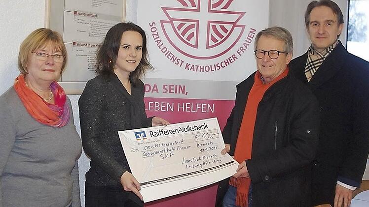 Von links: SkF-Vorsitzende Sybille P&uuml;ttner, Diplom-Sozialp&auml;dagogin Carina Huber-Geldner, Schatzmeister Peter Gottmann und Lions-Freund Robert Wachter bei der Spenden&uuml;bergabe Foto: Heike Sch&uuml;lein
