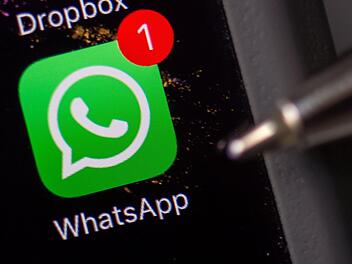 Jeder, der den Messengerdienst Whatsapp nutzt, macht sich theoretisch strafbar. So hat nun auch ein Gericht in Bad Hersfeld entschieden. Foto: Arno Burgi/dpa