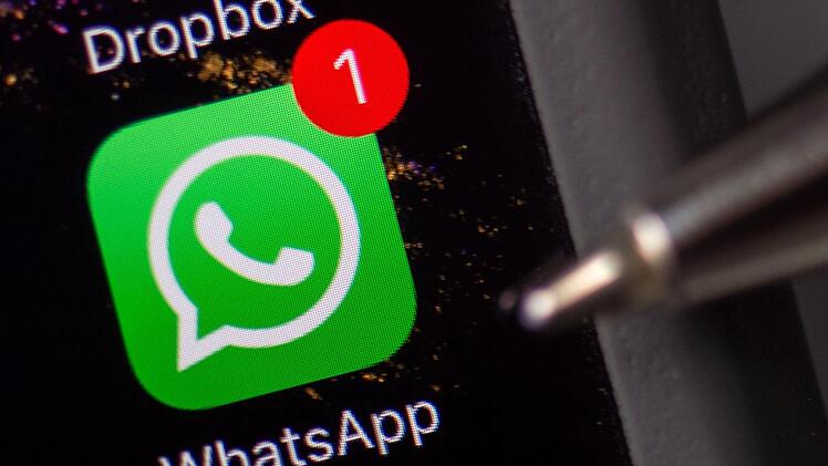 Jeder, der den Messengerdienst Whatsapp nutzt, macht sich theoretisch strafbar. So hat nun auch ein Gericht in Bad Hersfeld entschieden. Foto: Arno Burgi/dpa