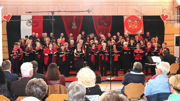 Songgruppe und gemischter Chor mit Yves Boutelant am E-Piano    Foto: Johanna Blum