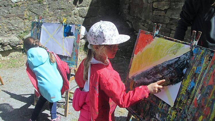 Mithilfe von Farben, Gewichten und Drucken brachten die Kinder das Thema "Gegensätze" zum Ausdruck.  Winfried Ehling