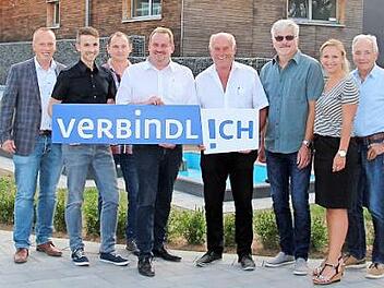 "Verbindlich" gehen die Immobilienlotsen die Leerstands- und Wohnraumproblematik an. Von links Bürgermeister Thomas Löffler, Andreas Fehn, Thomas Löffler, Peter Grüdl, Klaus Neubauer und Rainer Neubauer als Immobilienlotsen der Gemeinde sowie Margarita Volk-Lovrinovic und Rainer Kober als Projektverantwortliche für das Kommunalmarketing Kronach Creativ e.V.  Foto: Gemeinde Steinbach a. W.