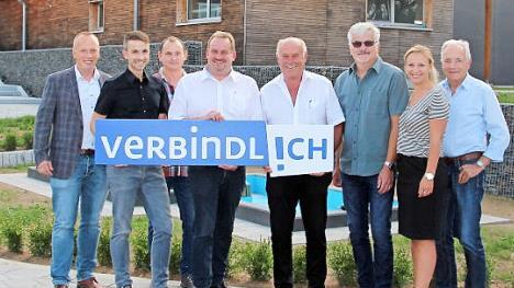 "Verbindlich" gehen die Immobilienlotsen die Leerstands- und Wohnraumproblematik an. Von links Bürgermeister Thomas Löffler, Andreas Fehn, Thomas Löffler, Peter Grüdl, Klaus Neubauer und Rainer Neubauer als Immobilienlotsen der Gemeinde sowie Margarita Volk-Lovrinovic und Rainer Kober als Projektverantwortliche für das Kommunalmarketing Kronach Creativ e.V.  Foto: Gemeinde Steinbach a. W.