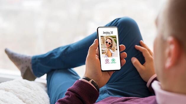 "Ghosting" wird mit Apps wie Tinder immer häufiger: Dates lösen sich scheinbar in Luft auf und melden sich plötzlich nie wieder. Symbolfoto: Kaspars Grinvalds/Adobe Stock