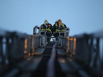 Feuer greift von Balkon auf Dachstuhl eines Hauses über