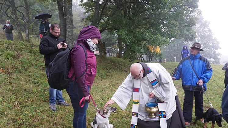 Gerne ließ sich der eine oder andere Hund bei der Tiersegnung von Pater  Korbinian Klinger streicheln. Foto: Marion Eckert