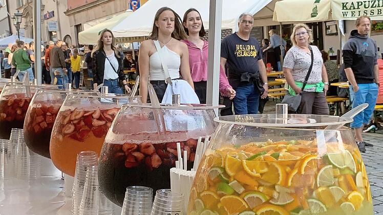 Mit ihrem fruchtigen Duft lockten diese riesigen Bowle-Gef&auml;&szlig;e zahlreiche Besucher an.