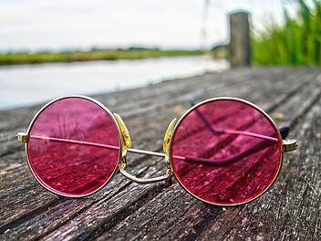 Eine gute Sonnenbrille schützt im Sommer effektiv vor Augensonnenbrand.