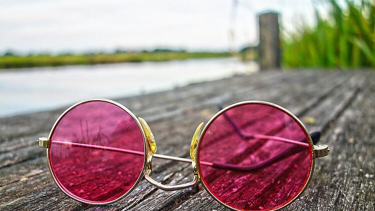 Eine gute Sonnenbrille schützt im Sommer effektiv vor Augensonnenbrand.