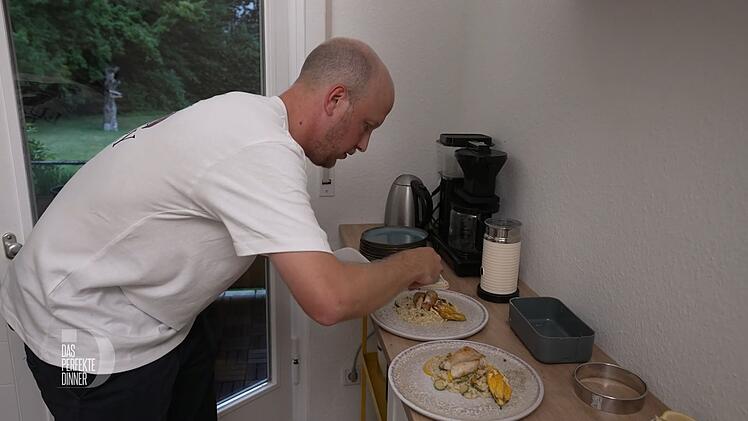 Zucchini-Risotto und Rotbarsch sind fast servierbereit.