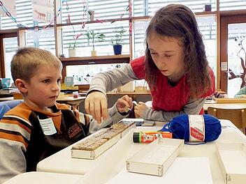 Felix lernte die Materialien kennen, die in der Montessori-Pädagogik benutzt werden. Fotos: Manfred Welker