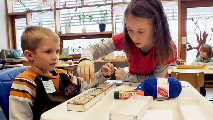 Felix lernte die Materialien kennen, die in der Montessori-Pädagogik benutzt werden. Fotos: Manfred Welker