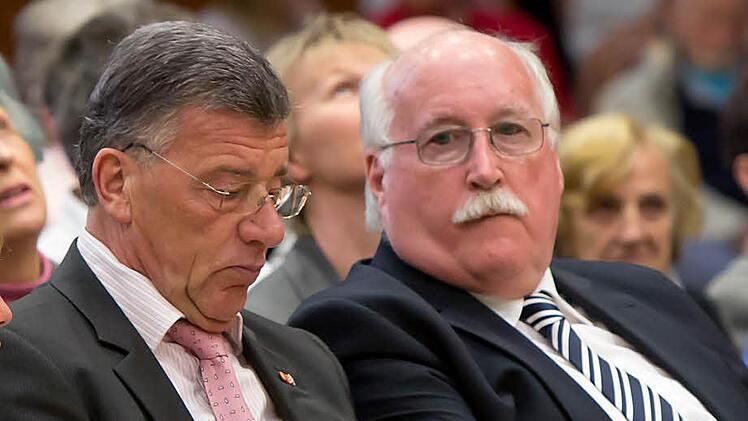 Rödentals scheidender Bürgermeister Gerhard Preß (links) und Oberfrankens Regierungspräsident Wilhelm Wenning. Foto: Albert Höchstädter