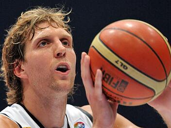 Auch Basketballstar Dirk Nowitzki freut sich noch über Taschengeld. Foto: Andreas Gebert/dpa