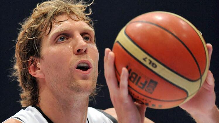 Auch Basketballstar Dirk Nowitzki freut sich noch über Taschengeld. Foto: Andreas Gebert/dpa