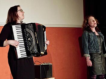 Szilvia Csaranko (links) und Andrea Pandur bei ihrem Gastspiel im Coburger ContaktFoto: Jochen Berger