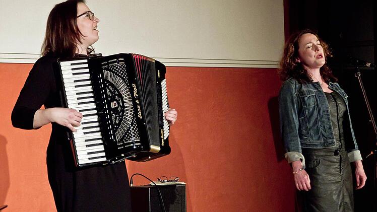 Szilvia Csaranko (links) und Andrea Pandur bei ihrem Gastspiel im Coburger ContaktFoto: Jochen Berger