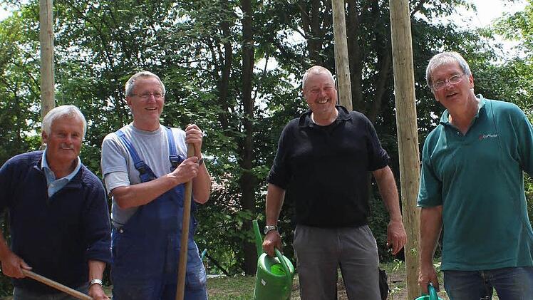 Die Arbeitsgruppe Gartenbau kümmert sich um die jungen Hopfen-Pflänzchen. Foto: Andreas Dorsch