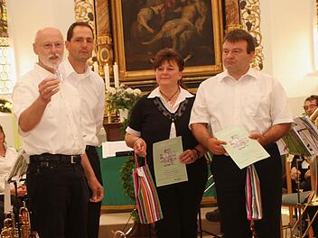 Für 40-jährige Mitgliedschaft wurden Bernd Schramm und Gabi Schramm (von rechts) ausgezeichnet, denen Klaus Eisenacher und Bezirkschorleiter Jürgen Koch (von links) gratulierten. Fotos: Günther Geioling