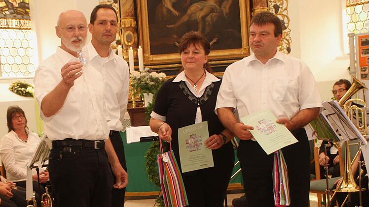 Für 40-jährige Mitgliedschaft wurden Bernd Schramm und Gabi Schramm (von rechts) ausgezeichnet, denen Klaus Eisenacher und Bezirkschorleiter Jürgen Koch (von links) gratulierten. Fotos: Günther Geioling