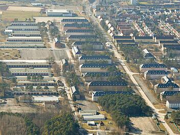 Blick aus der Luft auf die Mannschaftsgebäude der Panzer- und Artillerie-Kaserne (Mitte). Hier werden die Polizeianwärter ab Herbst 2016 vermutlich wohnen. Am Bildrand oben die Sporthalle mit den weiteren Sportflächen. Foto: Ronald Rinklef