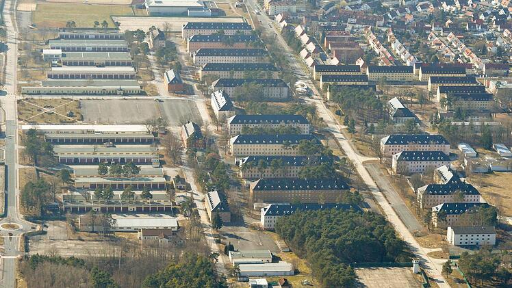 Blick aus der Luft auf die Mannschaftsgebäude der Panzer- und Artillerie-Kaserne (Mitte). Hier werden die Polizeianwärter ab Herbst 2016 vermutlich wohnen. Am Bildrand oben die Sporthalle mit den weiteren Sportflächen. Foto: Ronald Rinklef