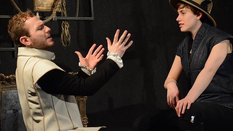 Graf Orsino schwärmt von der Angebeteten, während er selbst die Anbetende nicht bemerkt, Daniel Chrisostomou und Eleanor Buchanan. Foto: Elisabeth Assmann