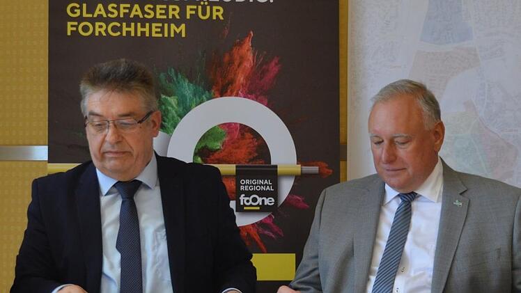 Reinhold Müller und Hans Jürgen Bengel unterzeichnen den Kooperationsvertrag.Foto: Ronald Heck