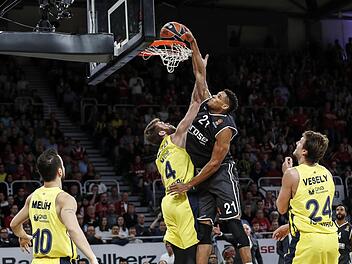 Bambergs neuer Power Forward Augustine Rubit (r.) setzt gegen seinen Vorgänger Nicolo Melli mit einem wuchtigen Dunking im Hinspiel eines der wenigen Ausrufezeichen. Foto: Daniel Löb
