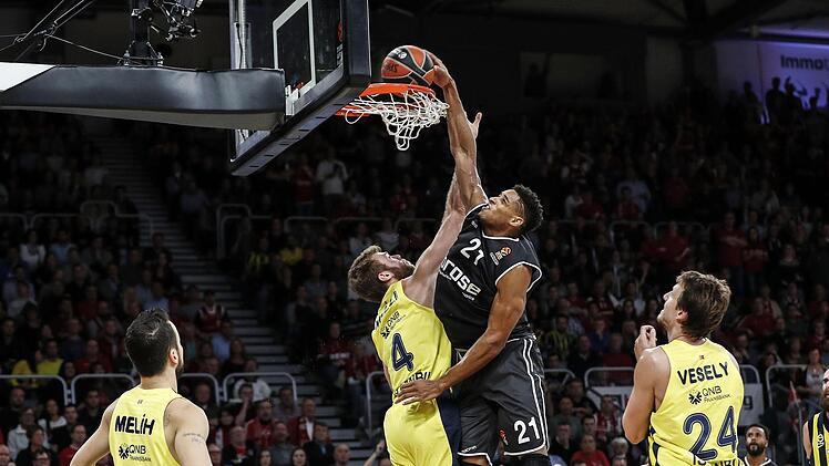 Bambergs neuer Power Forward Augustine Rubit (r.) setzt gegen seinen Vorgänger Nicolo Melli mit einem wuchtigen Dunking im Hinspiel eines der wenigen Ausrufezeichen. Foto: Daniel Löb