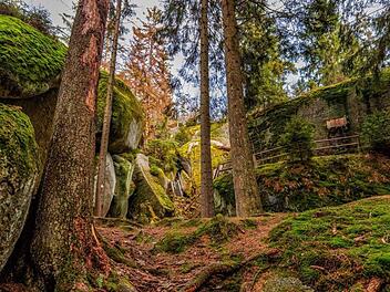 Bad Alexandersbad im Fichtelgebirge ist ein Moor- und Mineralheilbad nicht weit vom berühmten Felsenlabyrinth Luisenburg entfernt. Natürlich finden sich hier auch allerhand tolle Hotels für den entspannten Urlaub. Foto: InfrankenPix/Basti84