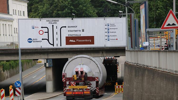 Ein Tieflader hat die beiden Tanks angeliefert und steht nun in der EKU-Unterführung in Warteposition.Foto: Katrin Geyer