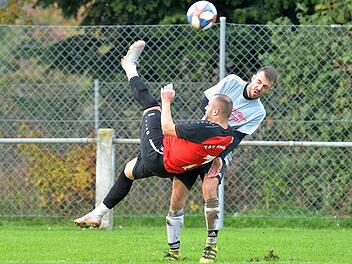 Spektakel in der Kreisklasse: Alin Lazar vom TSV Neuhaus setzt zum Fallr&uuml;ckzieher an. Foto: Picturedreams