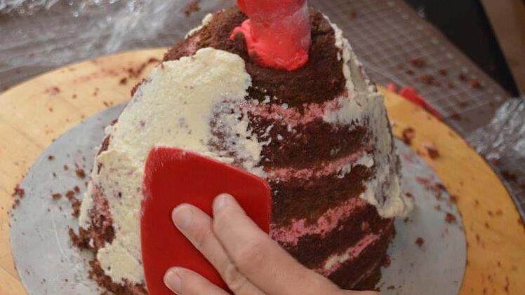 Über den Rock streicht sie Buttercreme. Foto: Michael Kapitz