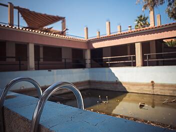 Einbrecher richteten in einem Heilsbronner Freibad erheblichen Schaden an.