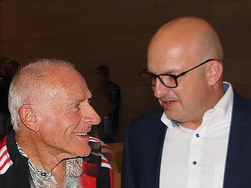 Horst Weese (80) wurde für einige Erfolge von Bürgermeister Michael Kastl geehrt.