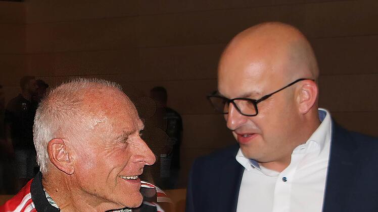 Horst Weese (80) wurde für einige Erfolge von Bürgermeister Michael Kastl geehrt.