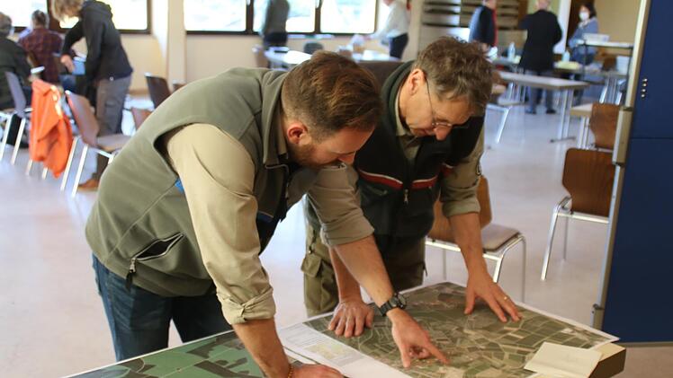 Simon Pillmeier und Hubert Türich informieren sich am ausgelegten Kartenmaterial beim runden Tisch zum FFH-Gebiet Wälder und Trockenstandorte bei Bad Kissingen und Münnerstadt in Sulzthal.