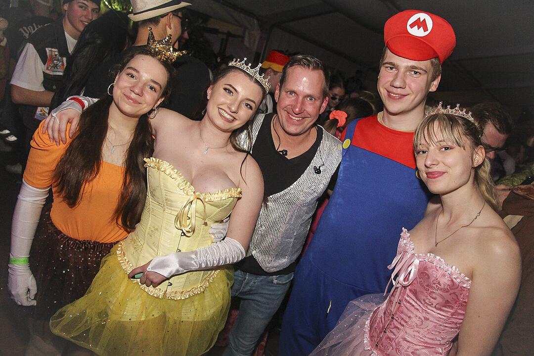 Super Stimmung beim Meeder Zeltfasching 2025!