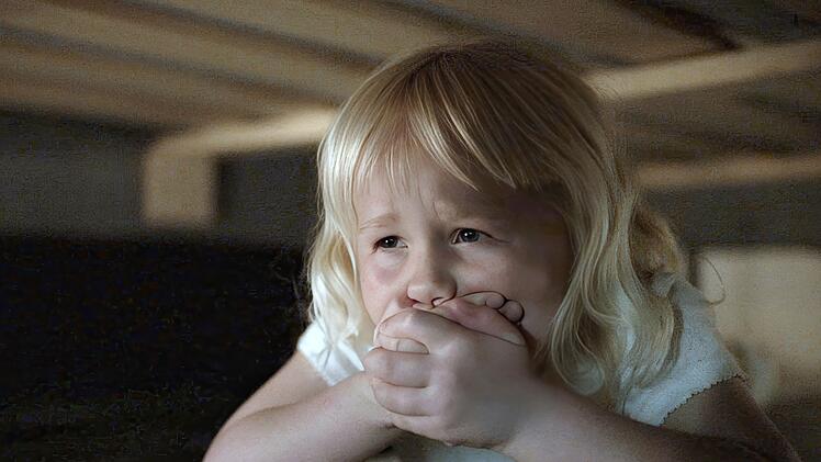 Die kleine Margrét (Valdís Brynja Finnsdóttir) wird zur einzigen Zeugin der grausamen Tat.