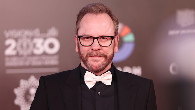 Vom Halbstarken zum Hollywood-Star: Seinen endg&uuml;ltigen Durchbruch feierte Kiefer Sutherland mit "Flatliners" (1990) an der Seite von Julia Roberts, mit der er kurzzeitig auch liiert war.