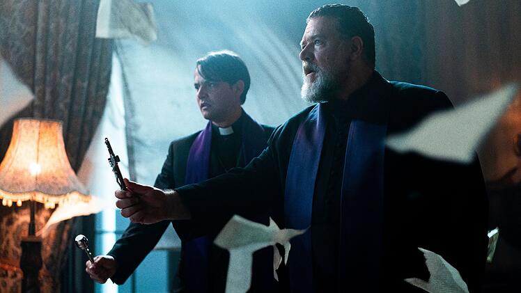 "The Pope's Exorcist" basiert auf den Schriften von Vater Gabriele Amorth (Russell Crowe, rechts, mit Daniel Zovatto), der &uuml;ber viele Jahre Chef-Exorzist im Vatikan war.