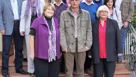 Die Teilnehmer am Klassentreffen:   Helmut Singer, Waltraud Boseckert, Ute Wolfrum, Jutta Ziegler, Franz Babsch, Karin Fuchs, Gerhard Singer (hintere Reihe von links);  Karl-Peter Zietlow, Regina Ruhnau, Kurt Luderer, Heinz Hamburger, Gabi Schramm (mittlere Reihe);  Vordere Reihe: Waltraud Fröde, Heinrich Vogel und  Helga Thau. Farbfotos: Ralf Kestel