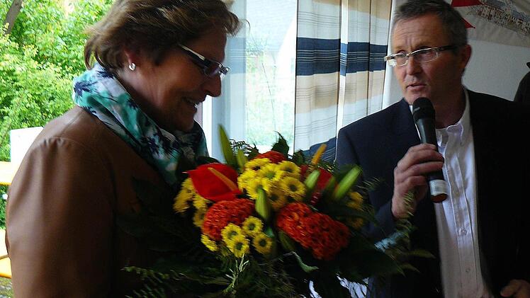 Blumen überreichte Architekt Harald Schramm an Kindergartenleiterin Ute Böhm.