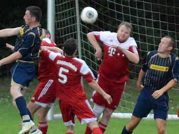 Tor des Tages: Postler Jacek Porombka (links) verlängert auf Oliver Pfannes, der zum 0:1 einköpft.   Foto: ssp