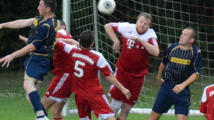 Tor des Tages: Postler Jacek Porombka (links) verlängert auf Oliver Pfannes, der zum 0:1 einköpft.   Foto: ssp