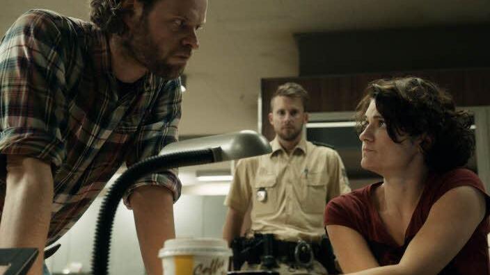 Die Kommissare Sebastian Fleischer (Andreas Leopold Schadt) und Wanda Goldwasser (Eli Wasserscheid) tauschen sich über die neusten Erkenntnisse aus. Foto: BR/Felix Cramer