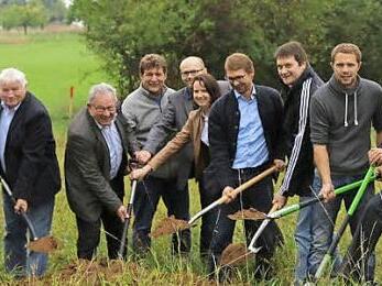 Der symbolische Spatenstich  Foto: Karl-Heinz Frank