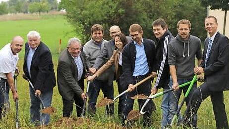 Der symbolische Spatenstich  Foto: Karl-Heinz Frank