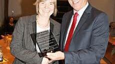 Hermann Anselstetter zeichnete Sabine Leuschner aus. Foto: so